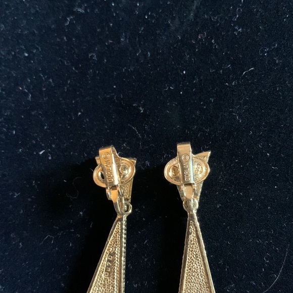 Vintage D’orlan gold plated 1.5” clip earrings with mini gemstones and pearls - Picture 7 of 8